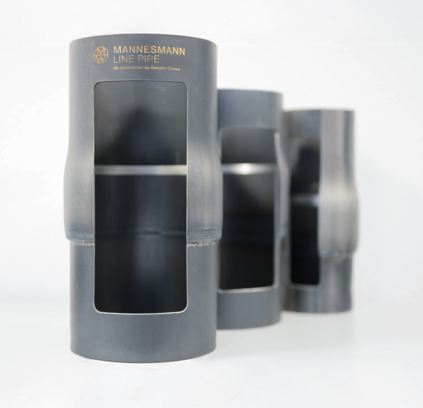 Bild von drei Kabelschutzrohren aus HFI-geschweißtem Stahl von Mannesmann Line Pipe
